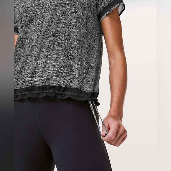 Lululemon Women’s Find Focus Short Sleeve Shirt Twillines Ice Grey Black sz 6 - Picture 3 of 9